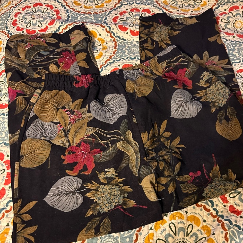 Pantalon NWT dark floral lightweight pull on pants size medium
